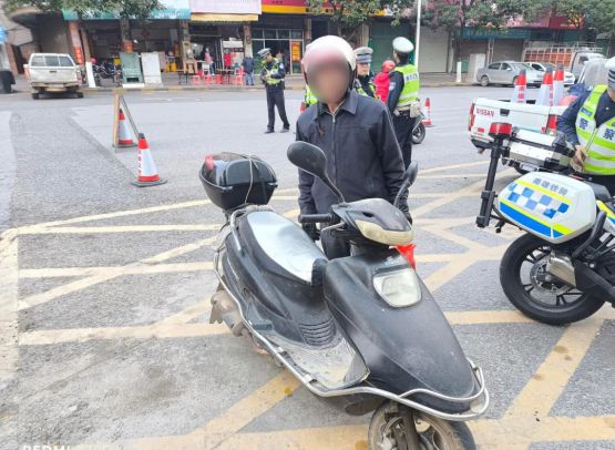 除了戴头盔2025年1月起电动车、三轮车、四轮车迎来“5禁”新要求出行注意(图4)