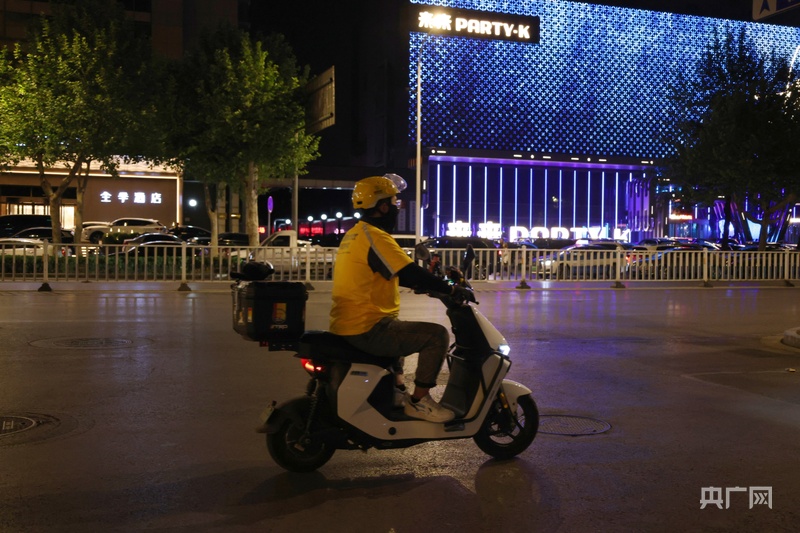 河北一夜丨都市青年“夜归人”(图2)