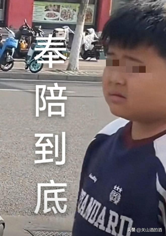 炸裂！女子插队不听劝导还用车撞人后座孩子更叫嚣：奉陪到底(图1)