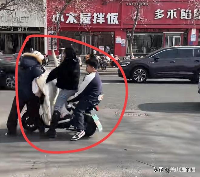 炸裂！女子插队不听劝导还用车撞人后座孩子更叫嚣：奉陪到底(图2)