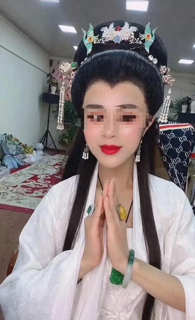 保时捷停在村口那天罗大美骑着电动车回来了车钥匙揣在兜里没拿出来过(图1)