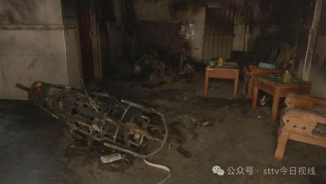 广东一居民楼内电动车起火众人合力助5人逃生……(图1)