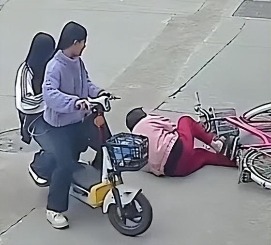 老太太骑车摔倒初中女生帮忙扶起被交警认定次责遭索赔22万元！女孩母亲：孩子心理阴影严重；网友吵翻(图1)